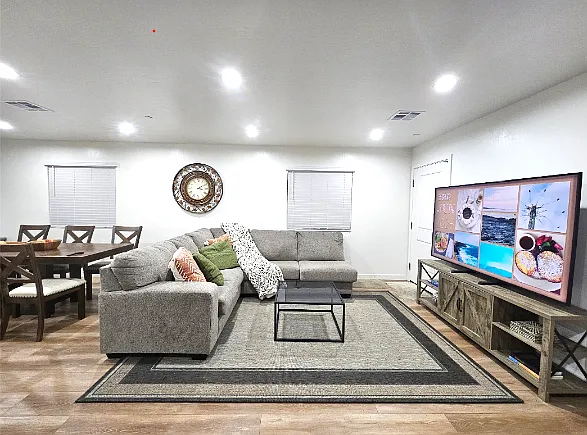 916 W Atkins Ave — Photo 1