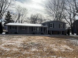 3 Woodmere Dr, Paris, IL 61944