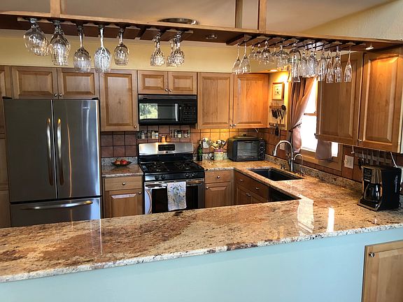 Kitchen w/Granite counter