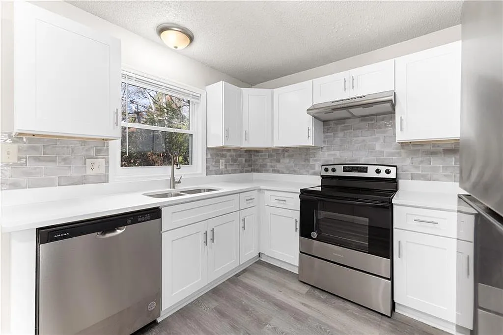 2 bed, 2.0 bath, 4032 sqft, $1,250 — Photo 2