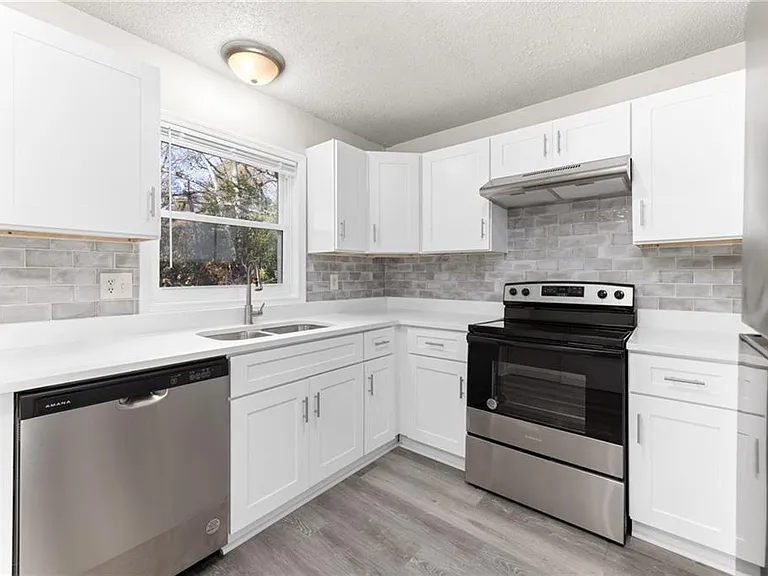 121 Mark Twain Cir — Photo 2