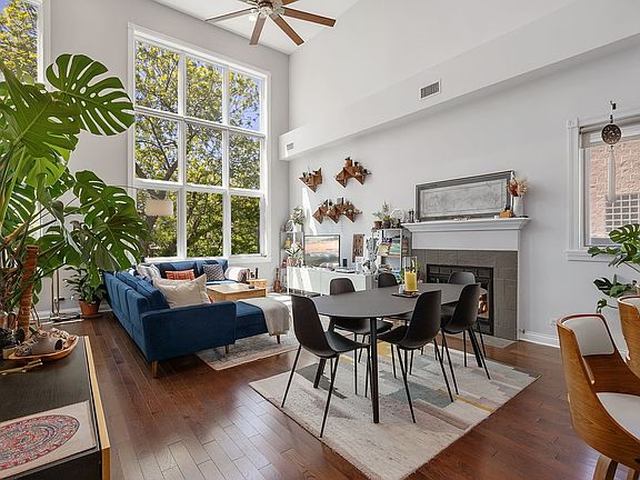 3rd image of 1067 N Hermitage Ave #3
