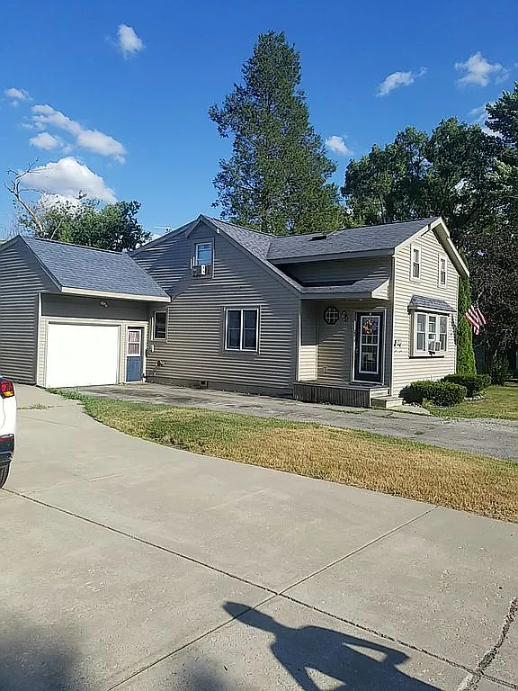 1090 Heavenridge Rd photo 1