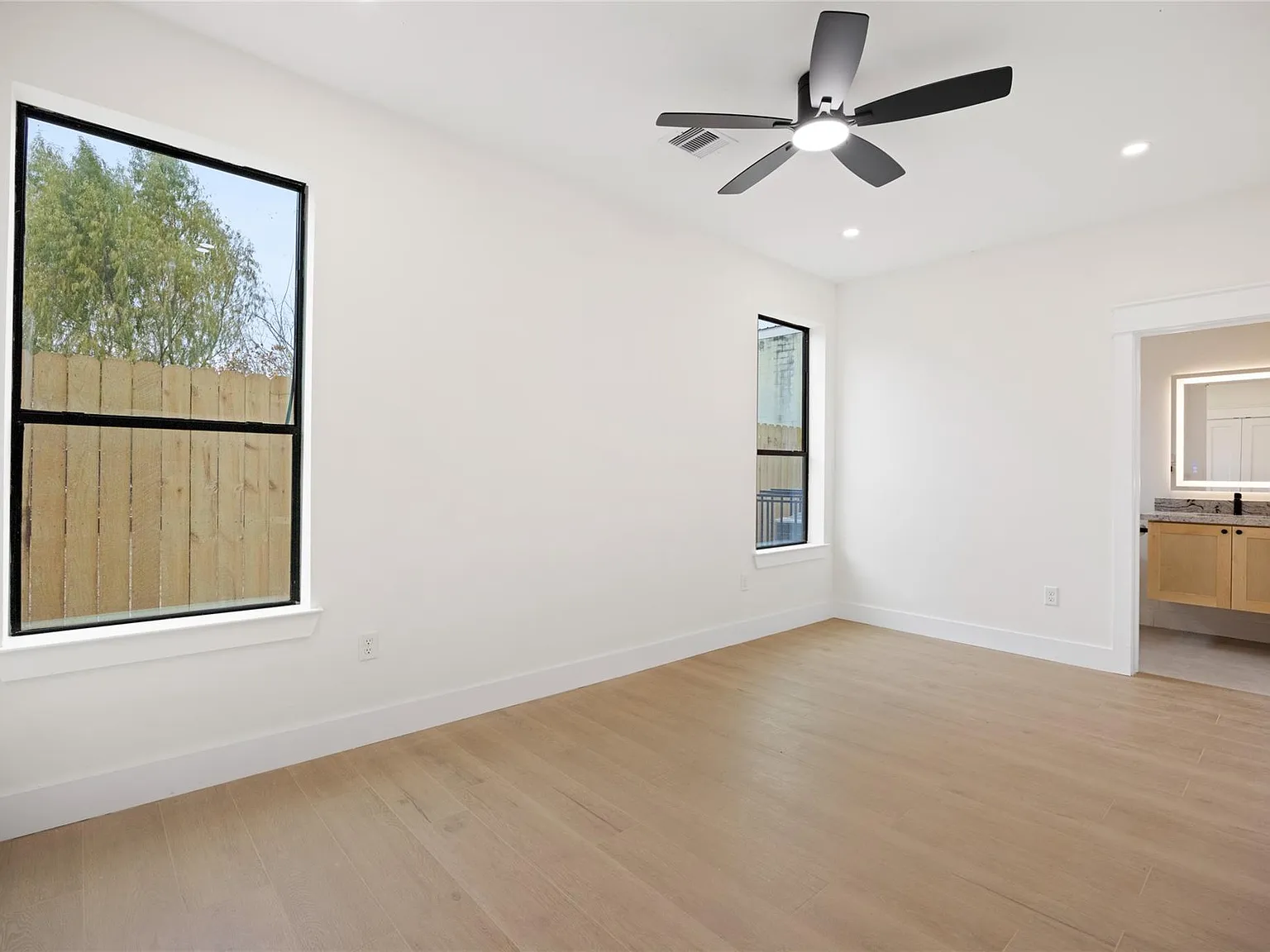 3 bed, 3.5 bath, 2401 sqft, $2,995 — Photo 2