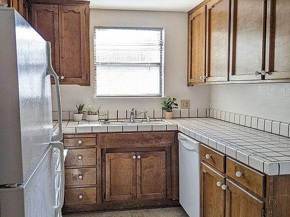 5th image of 715 Islay St