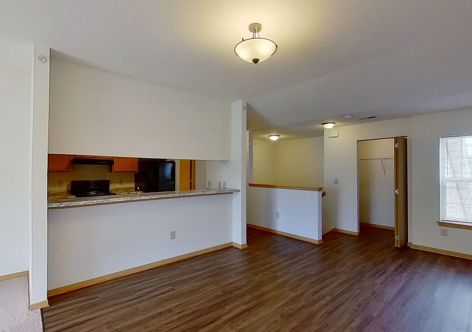 Condo Style Upper 2 Bedroom 1 Bathroom Apartment — Photo 3