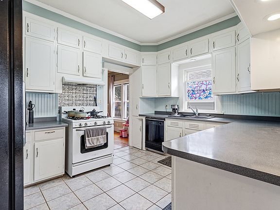 3rd image of 618 W Putnam St