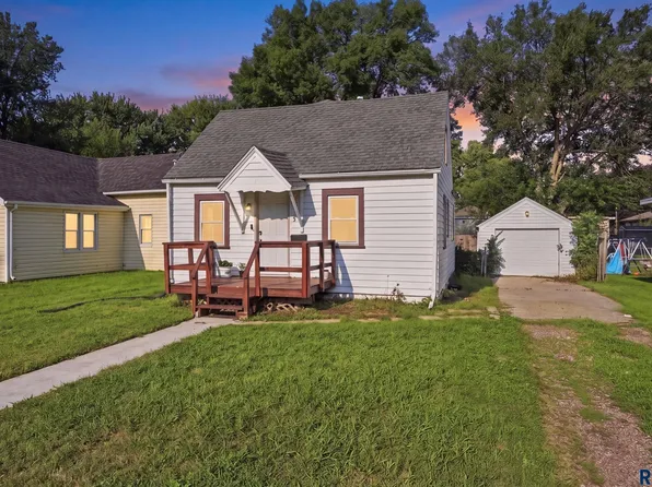 215 S Elmwood Ave, Sioux Falls, SD 57104