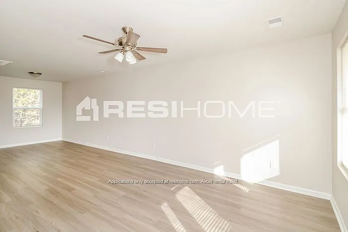 194 Queens Cir — Photo 4