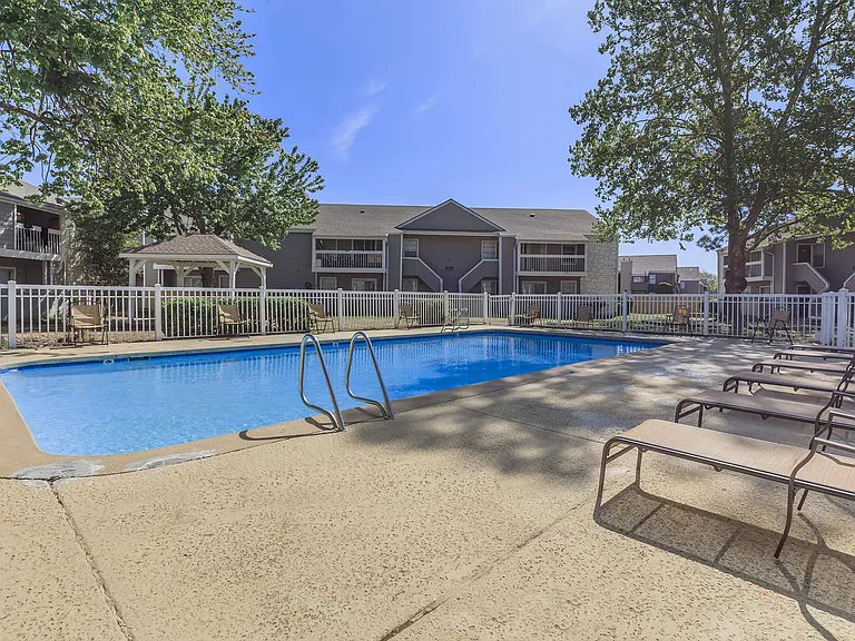 Huntington Hollow Apartments — Photo 13