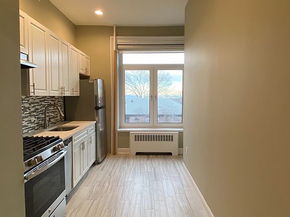 3rd image of 155 Beacon Hill Dr #4