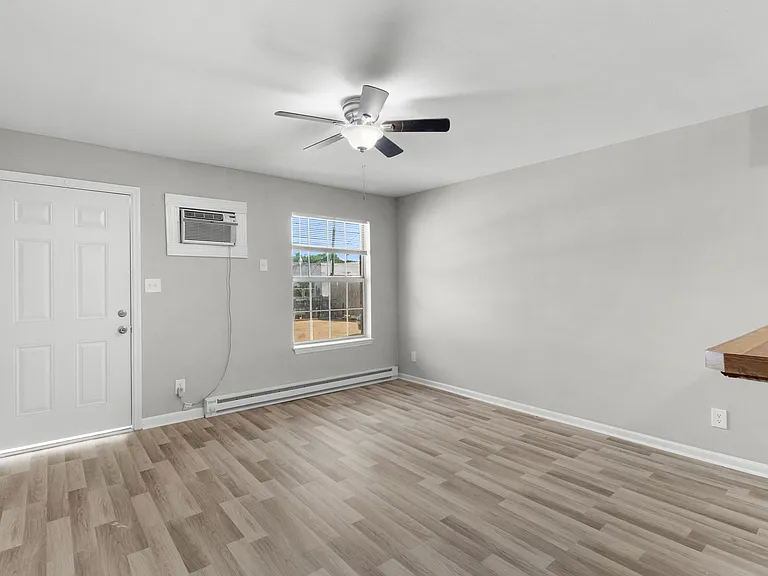 1129 Green St #8 — Photo 5