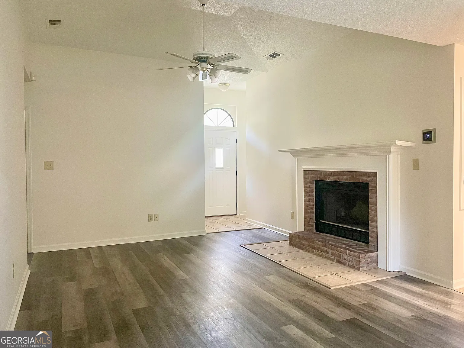 3 bed, 2.0 bath, 1450 sqft, $1,750 — Photo 3