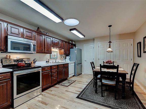 4th image of 277 Andrews Blvd