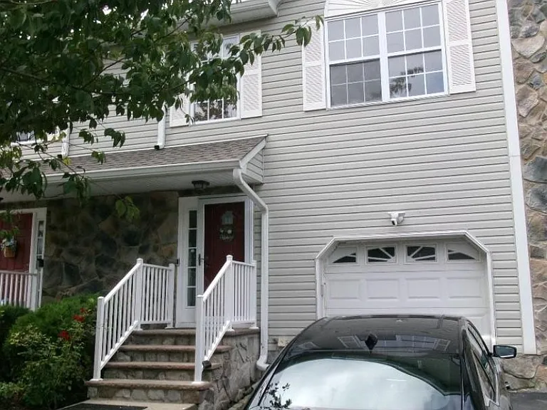 31 Victoria Dr — Photo 2