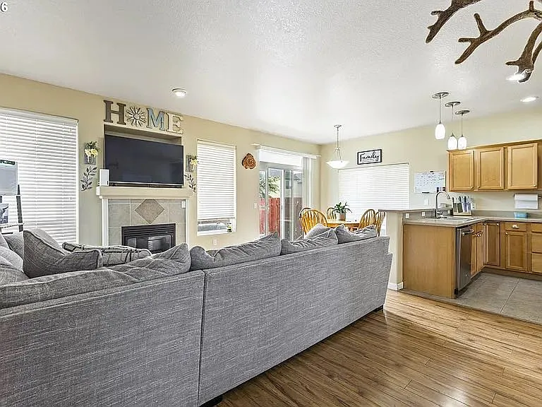891 Kentucky Ave — Photo 2