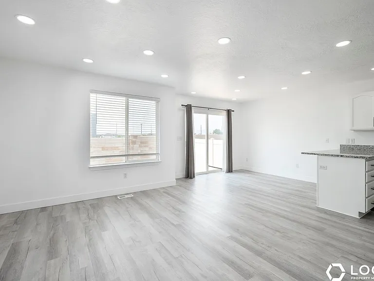 1212 S 1410 E — Photo 3