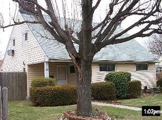 20 Barrington St, Westbury, NY 11590