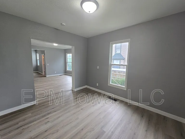 1527 4th Ave SE — Photo 2