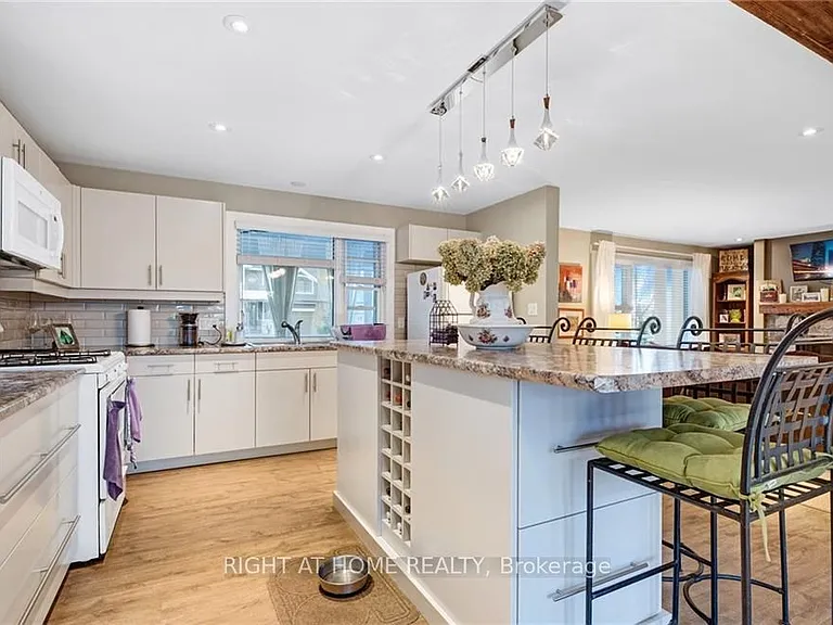 529 Simcoe St — Photo 8