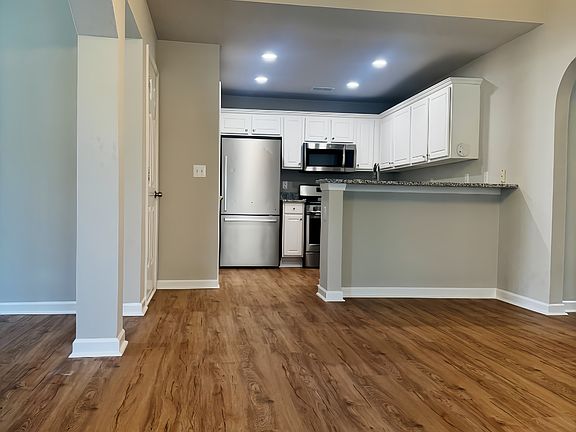 4th image of 121 Grove Park Ln
