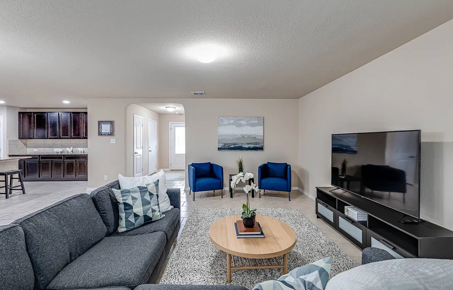 3 bed, 2.5 bath, 2300 sqft, $2,500 — Photo 2