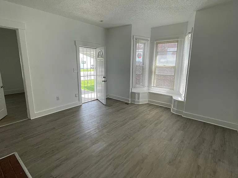 2022 Leo St — Photo 4