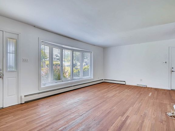 4th image of 1119 Leslie Rd