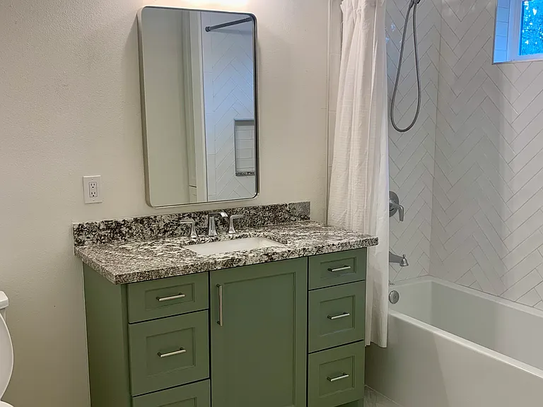 Upstairs Full Bathroom