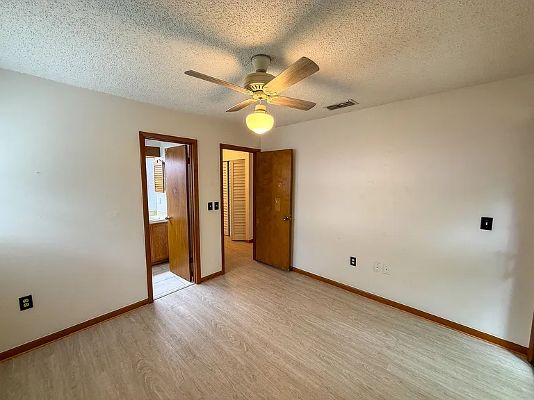 2260 W University Ave — Photo 16