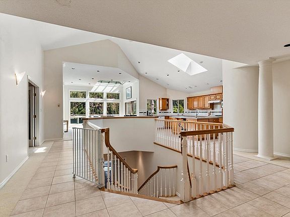 5th image of 21313 Lakeview Cres
