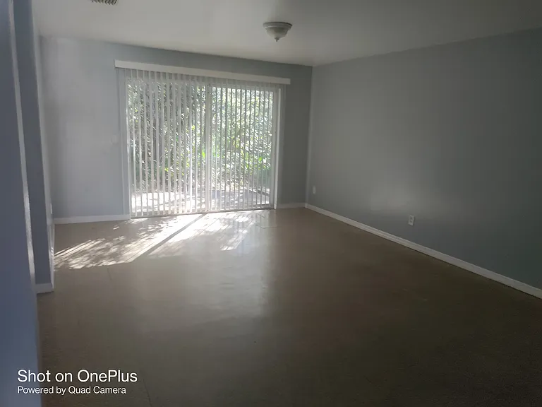 609 W 12th St — Photo 8