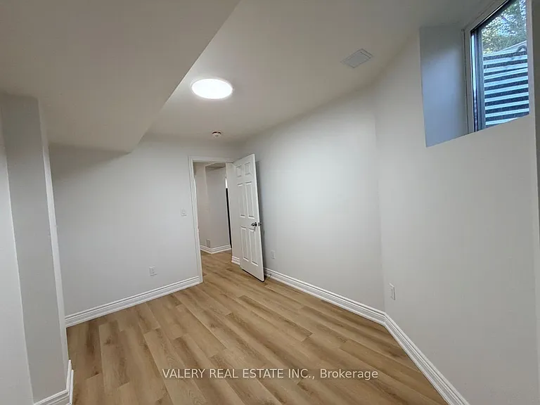 1683 Moongate Cres #LOWER — Photo 12