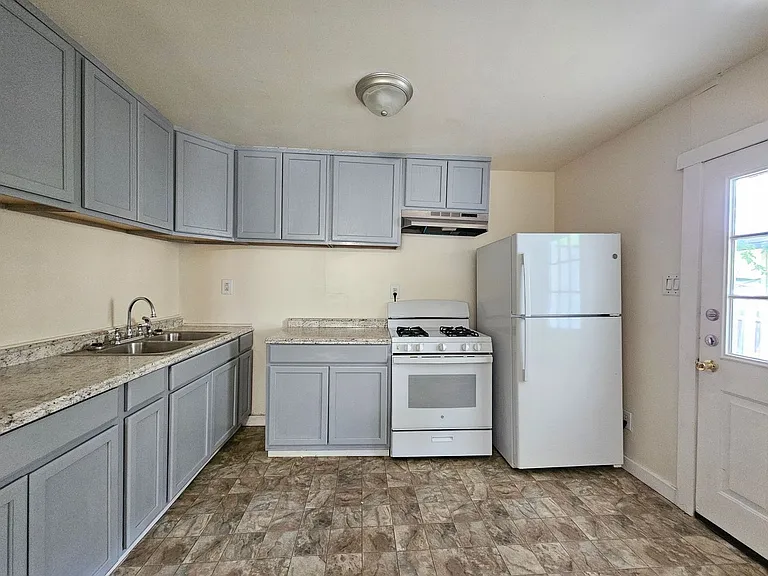 411 Washington St — Photo 3