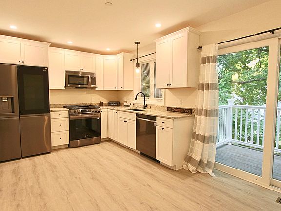 3rd image of 8 Sapphire Ln