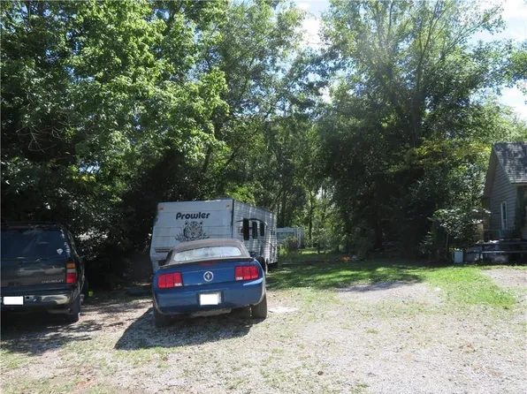 137 E Pacific Ave, Osawatomie, KS 66064