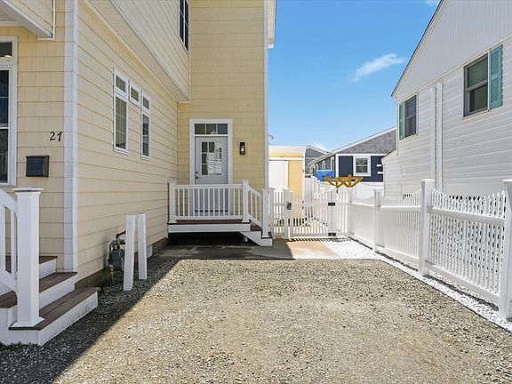 3rd image of 27 Bittersweet Ln