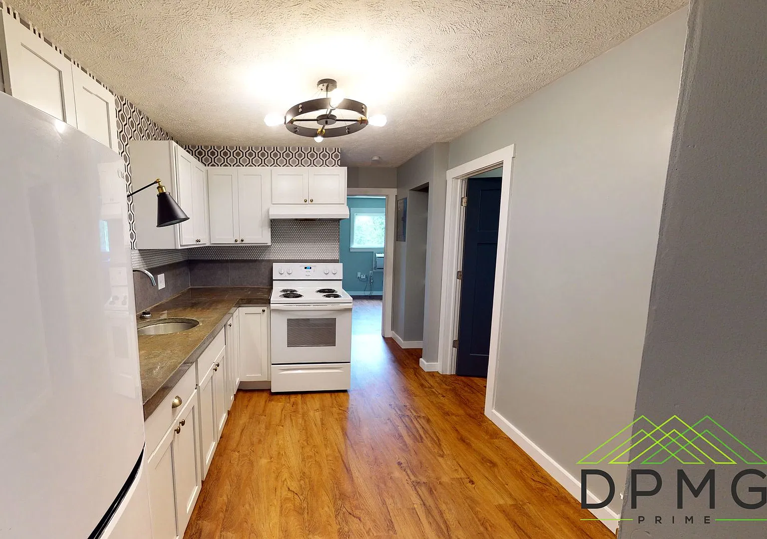 326 E Hillsdale — Photo 4