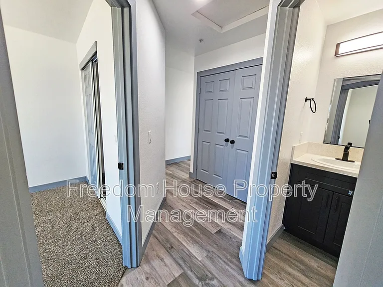384 Erin St — Photo 15