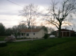 1375 Bunchberry Rd, Clay City, IL 62824