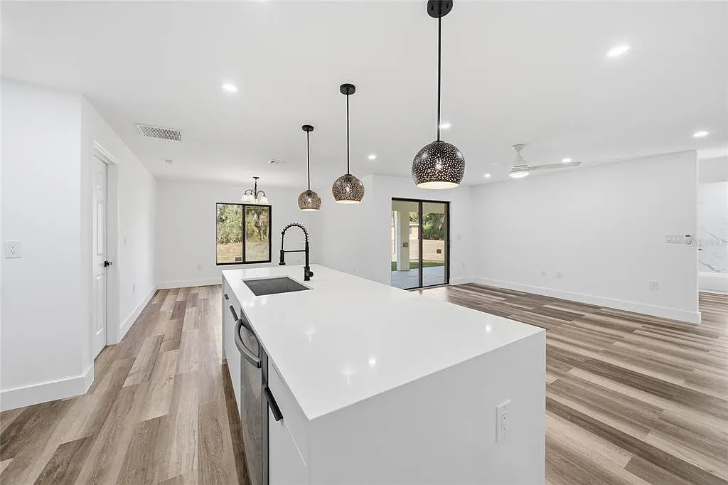3 bed, 2.0 bath, 1521 sqft, $1,950 — Photo 4
