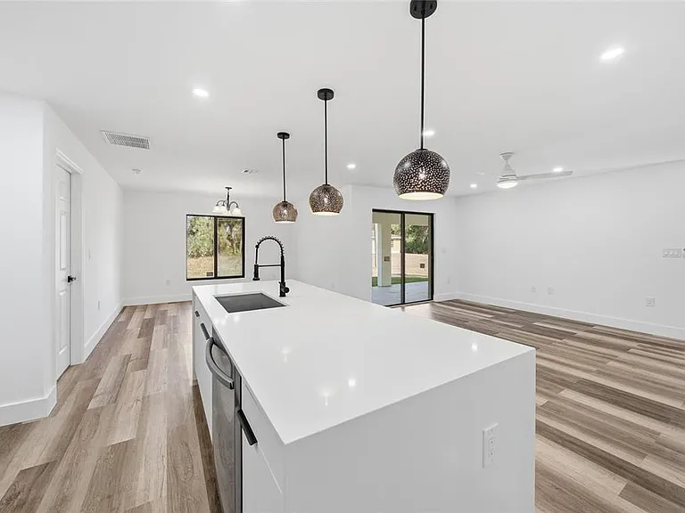 15468 Chamberlain Blvd — Photo 4