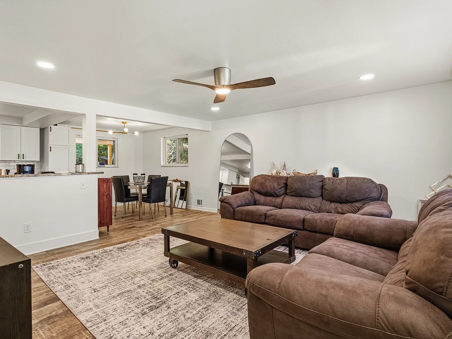 3 bed, 2.5 bath, 1288 sqft, $2,000 — Photo 2