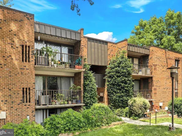 4404 Island Pl APT 201, Annandale, VA 22003
