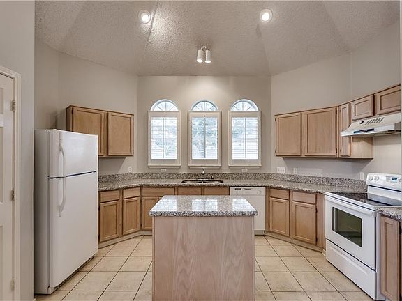2nd image of 2832 Helen Ln