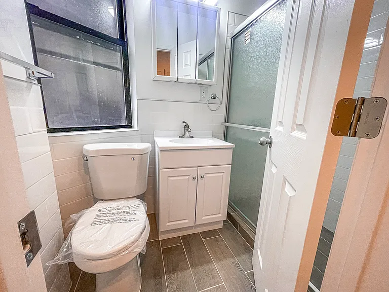 110 E 7th St #15 — Photo 9