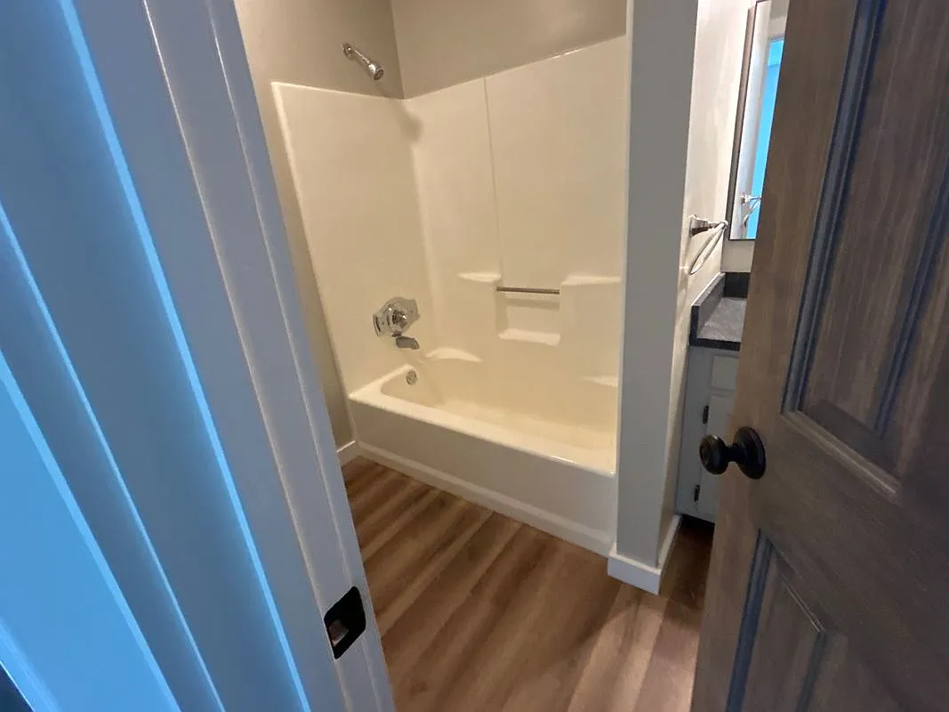 2 bed, 1.0 bath, 1000 sqft, $2,500 — Photo 2