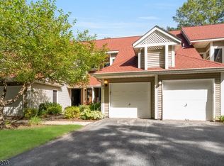 8 Schofield Ct, Oak Ridge, NJ 07438