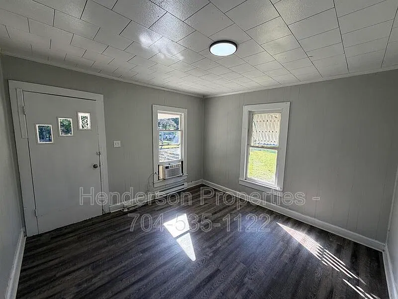 2 bed, 1.0 bath, 722 sqft, $1,250 — Photo 2