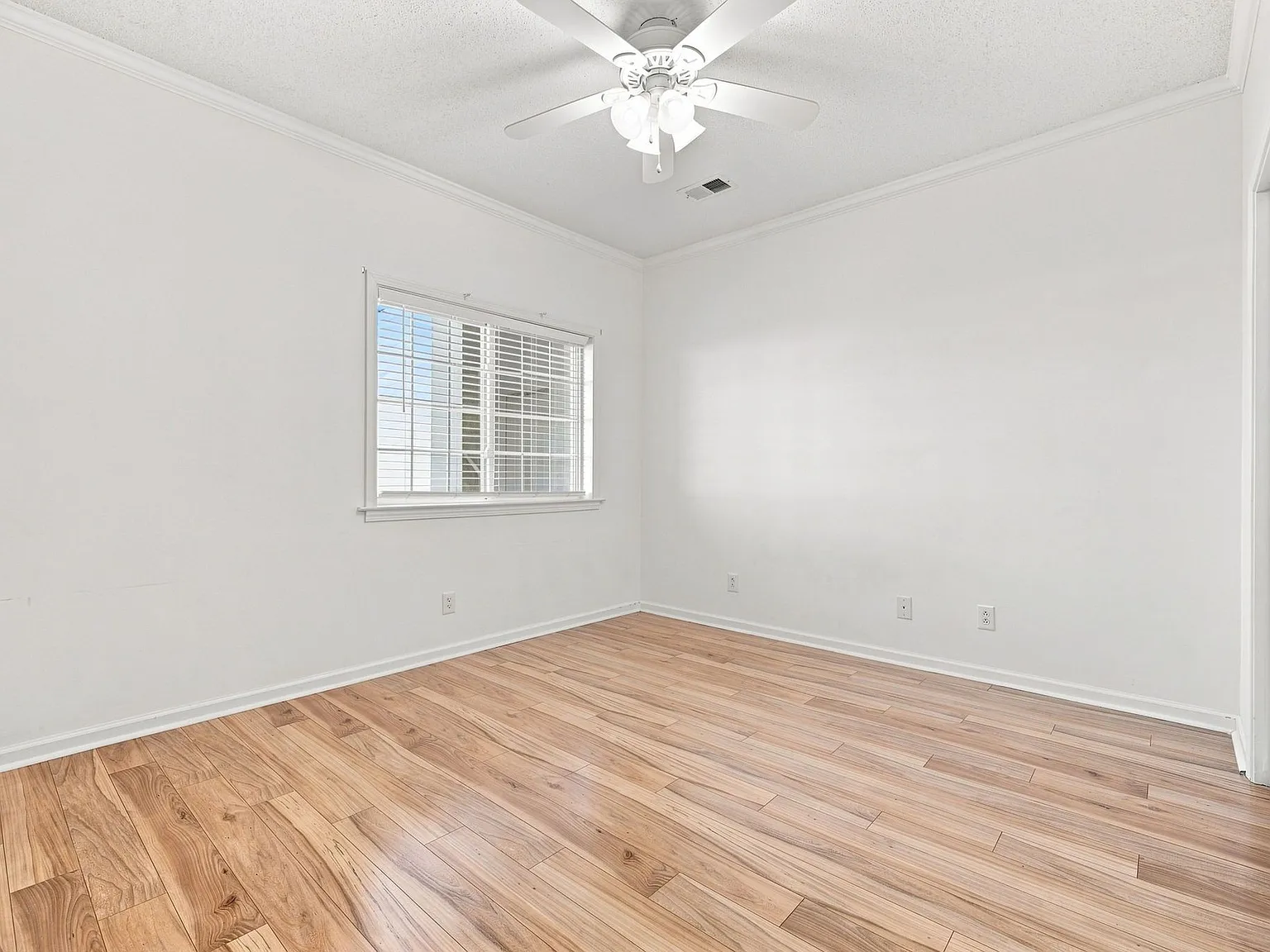 3 bed, 2.0 bath, 1540 sqft, $1,800 — Photo 3